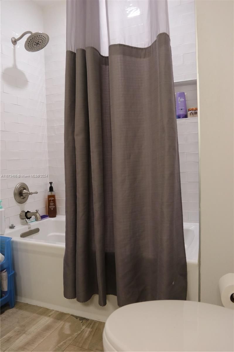 2nd Floor Full Bathroom
