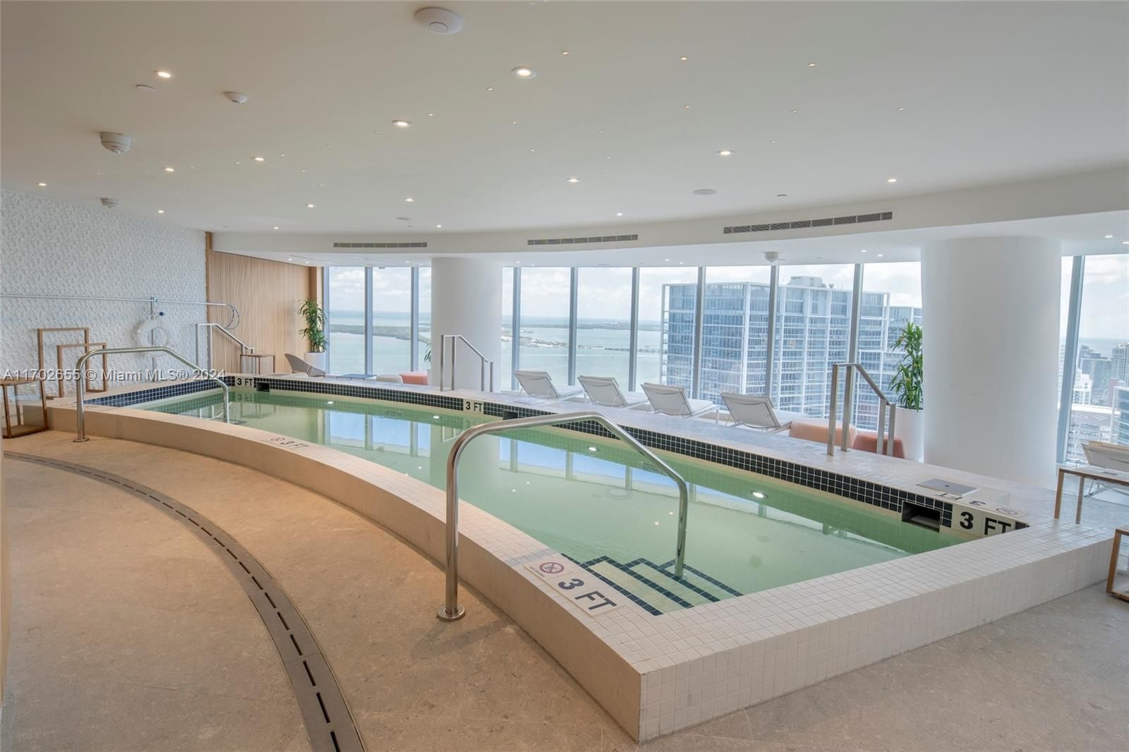 Indoor pool / spa