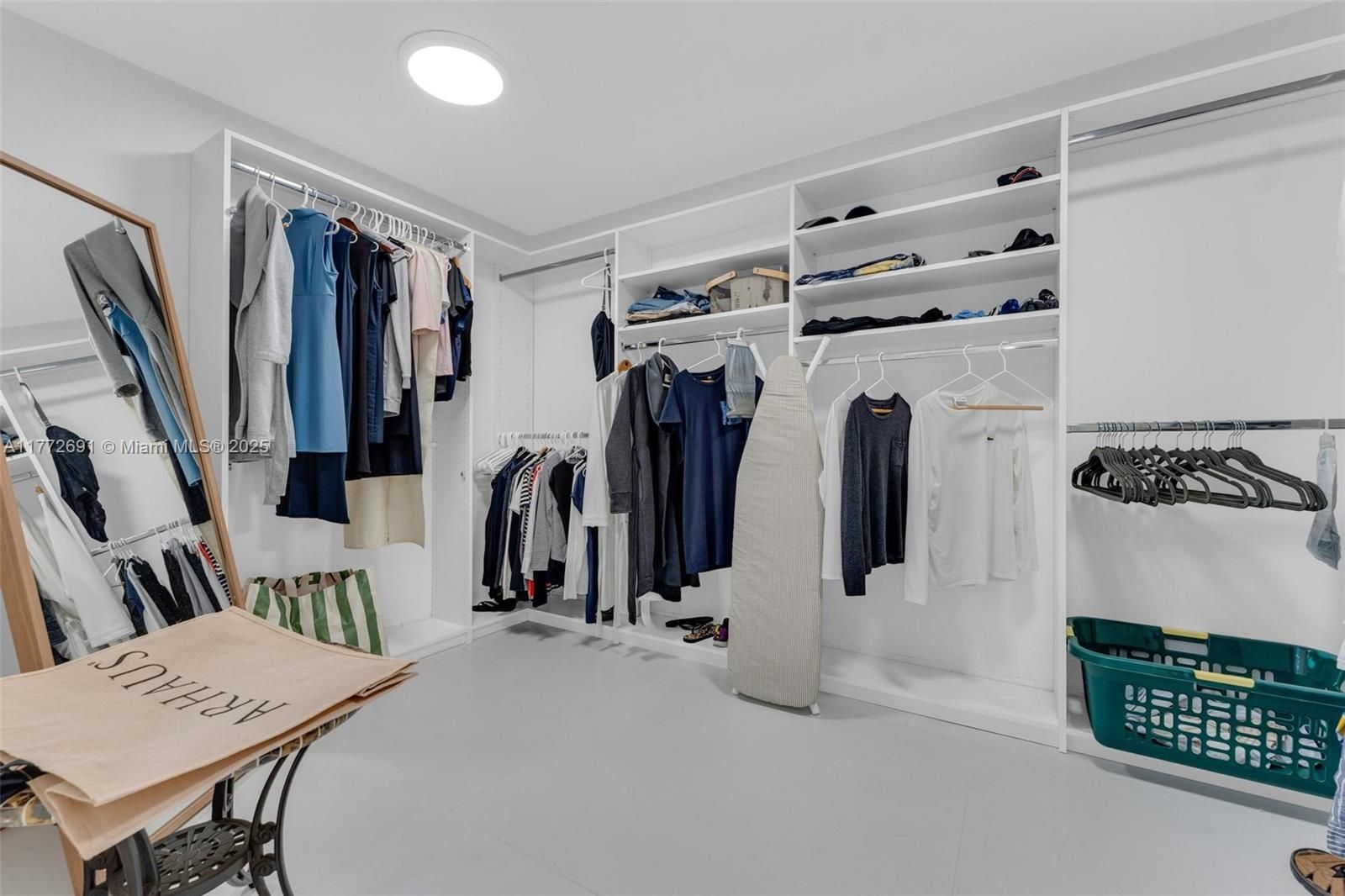 Walking closet master bedroom