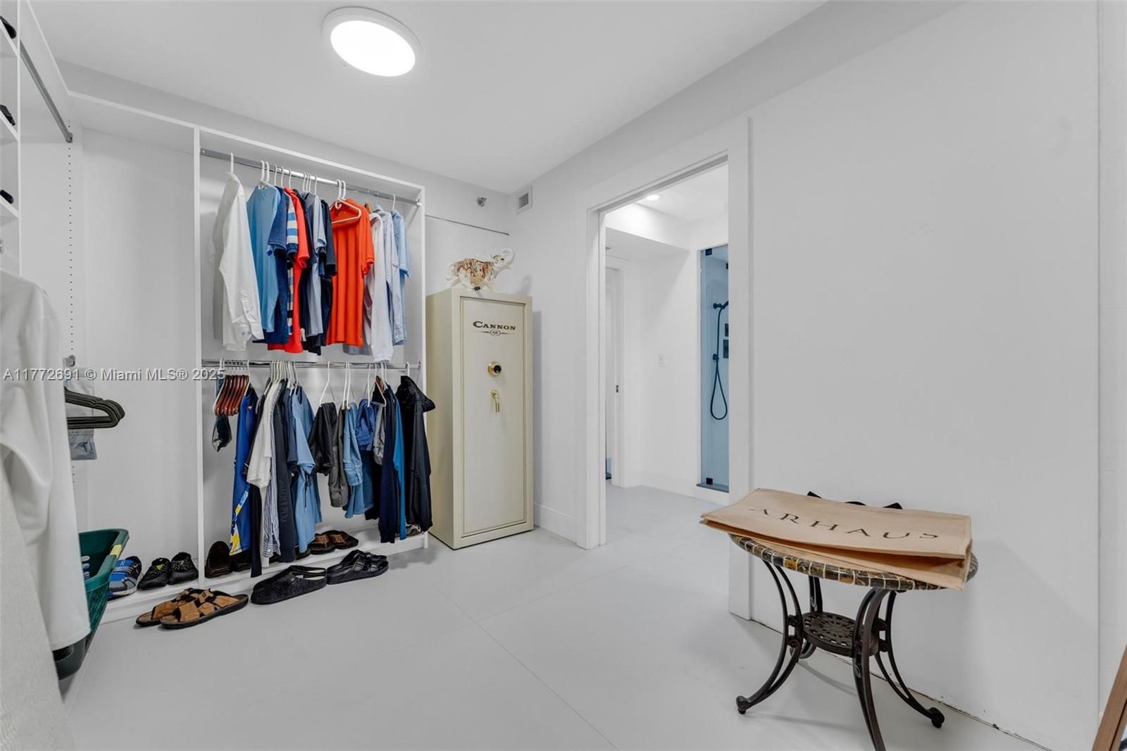 Walking closet master bedroom